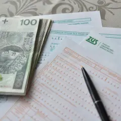 Pieniądze i dokumenty ZUS. Planujesz, kiedy najlepiej przejść na emeryturę w 2026 roku?