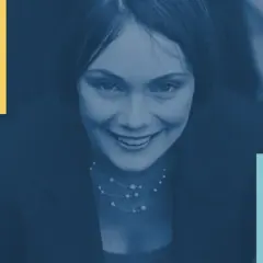Uśmiechnięta kobieta w garniturze, obok ikony identyfikatora z numerem identyfikacji podatkowej.