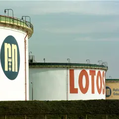 Ogromne zbiorniki rafinerii Lotos w Gdańsku, symbol polskiego przemysłu.