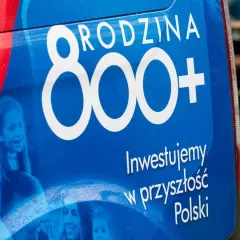 Niebieski baner z napisem "800+" i zdjęciami dzieci.