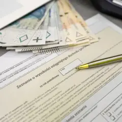 Formularz PIT-37 z polskimi banknotami i długopisem.