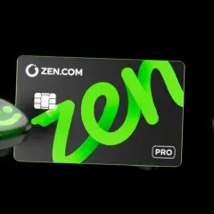 Karta ZEN.COM z logo "zen" i ikonami: uśmiechnięta buźka, procent, gwiazdka i dom. To Twój zen bank.