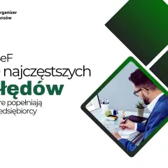 Mężczyzna w okularach pisze w notatniku przy biurku. Tekst: KSeF 10 najczęstszych błędów.