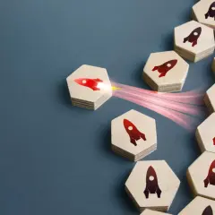 Rakieta startuje, symbolizując nowe możliwości. Szukasz dotacji na otwarcie firmy 2025?