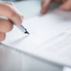 Podpis na dokumencie, który może być zaświadczeniem o niezaleganiu ZUS.