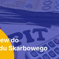Jak zapłacić podatek do urzędu skarbowego? Na zdjęciu stos banknotów, kalkulator i litery "PIT".