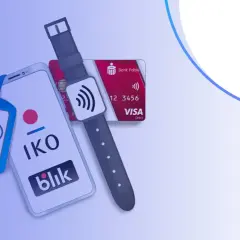 Smartfon z aplikacją IKO, karta płatnicza i smartwatch symbolizują wygodne płatności. PKO Konto za zero to mobilność finansowa.