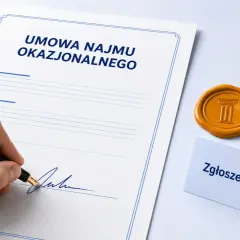 Podpisanie umowy najmu okazjonalnego. Obok dokumentu pieczęć lakowa i karteczka z napisem "Zgłoszenie US".