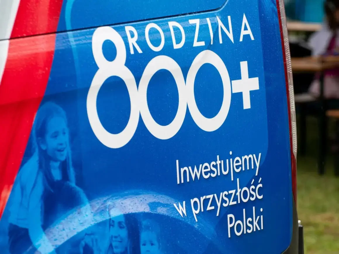 Niebieski baner z napisem "800+" i zdjęciami dzieci.