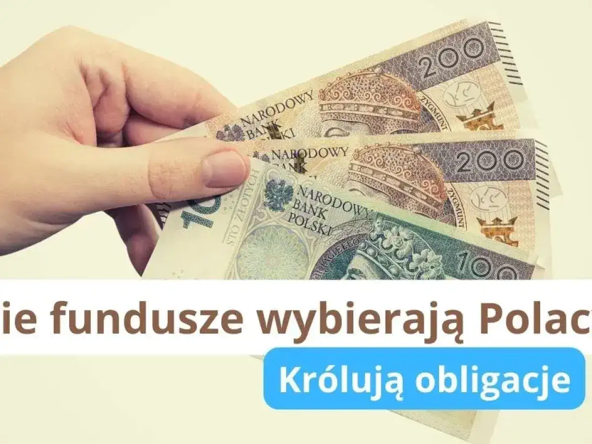 Dłoń trzyma polskie banknoty 100 i 200 zł. Tekst: