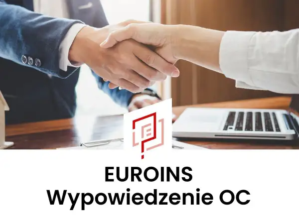Dwie osoby ściskają sobie dłonie nad biurkiem z laptopem i logo Euroins.