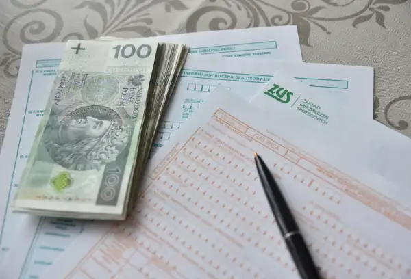 Pieniądze i dokumenty ZUS. Planujesz, kiedy najlepiej przejść na emeryturę w 2026 roku?