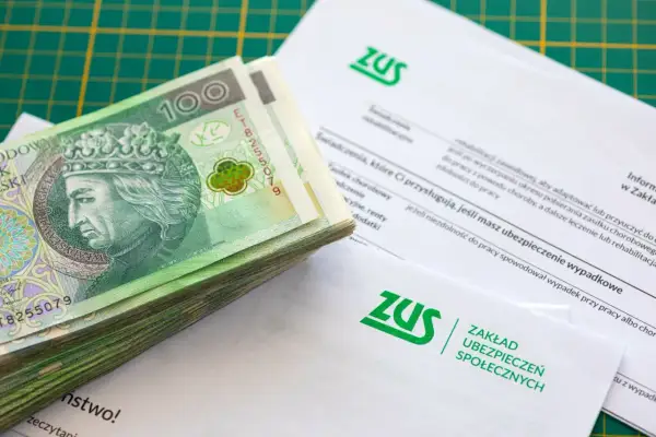 Stos dokumentów ZUS i plik banknotów 100 zł. Zastanawiasz się, ile wynosi składka ZUS dla jednoosobowej firmy?