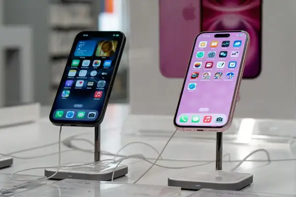 Dwa iPhone'y na wystawie sklepowej. Czyżby to zapowiedź podatku od smartfonów?