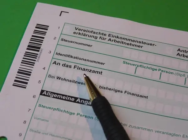 Formular podatkowy z polem na numer identyfikacyjny. Dowiedz się, jak sprawdzić swój NIP.