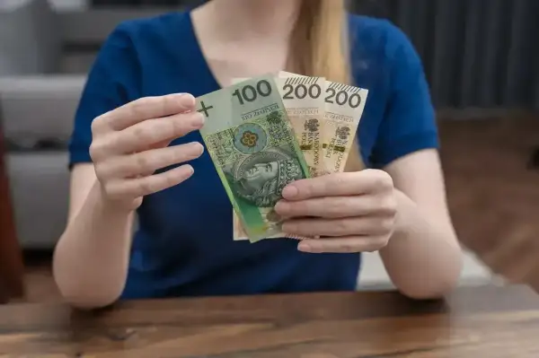 Dłonie trzymają banknoty: 100 zł z wizerunkiem króla Jagiełły i dwa po 200 zł. To kwota, która może pomóc w realizacji marzeń, nawet tych "kosiniakowych".