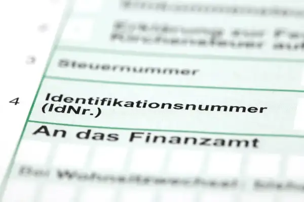 Fragment formularza z polami "Steuernummer", "Identifikationsnummer (IdNr.)" i "An das Finanzamt".